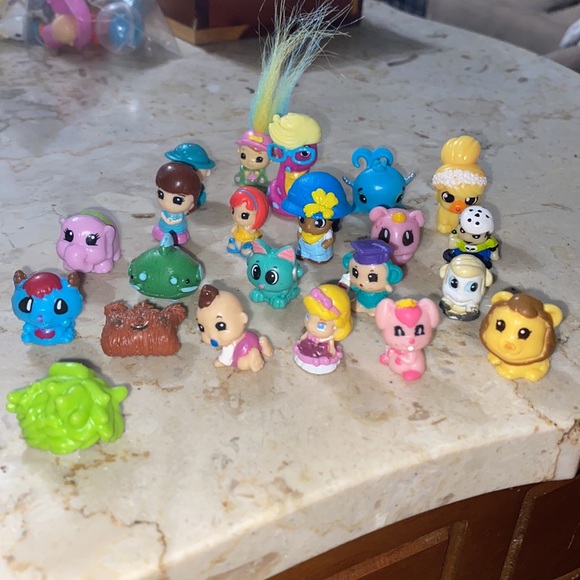 Lot of Squinkies and a Hatchimal - Picture 2 of 4